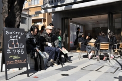 写真:オープンテラス席も設置したカフェ