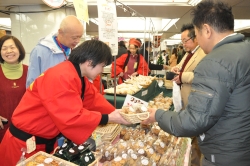 パンを販売する様子