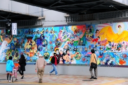 写真：鉄腕アトムも登場する高田馬場駅前の壁画