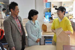 写真:福祉作業所利用者にインタビュー