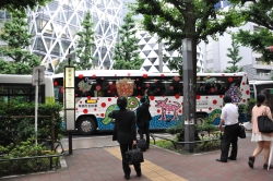 新宿駅西口を走るバス