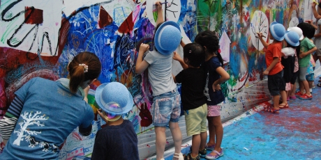 歌舞伎町で子どもたちがアーティストと大壁画に挑戦大写真