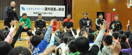 写真：アスリートの問いかけに元気に挙手をする子どもたち