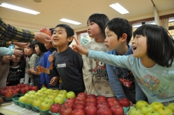 子どもたちに青森からリンゴのプレゼント小写真1