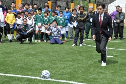 写真:吉住区長が始球式に登場