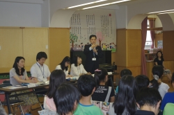 写真：津久戸小学校で発言する吉住区長