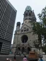 写真：ヴィルヘルム皇帝記念教会（右-旧・左-新）