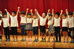 写真：手をつなぎ楽しく歌う園児たち
