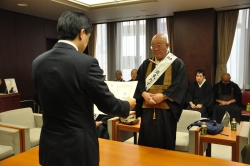 写真：吉住区長から西嶋会長へ感謝状を贈呈