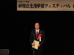 写真:あいさつする吉住区長