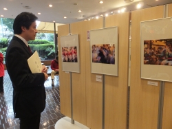 写真:会場を見学する吉住区長