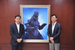ゴジラの肖像画を前に　吉住区長（左）と上田太一東宝（株）映画調整部次長（右）