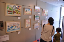 写真：被災地（福島県相馬市）の子どもが描いた絵の展示の様子