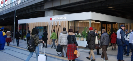 新宿駅東南口高架下に新宿観光案内所がオープン大写真