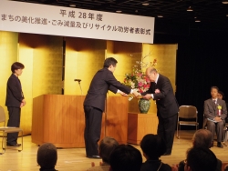 写真：片桐理事長へ表彰状授与