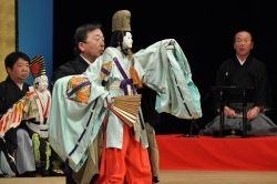 写真：鶴賀若狭掾さん(写真右)と西川古柳座の皆さんの舞台
