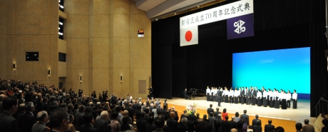 写真:国歌と大新宿区の歌の斉唱