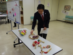 写真：日本の遊びコーナーを見学する吉住区長