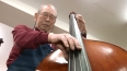 弦楽器製造・修理のマイスターの山本隆志さんがコントラバスを演奏する様子