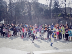 写真：箱根山駅伝を走る子どもたち