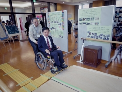写真：車椅子体験中の吉住区長