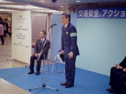 写真：あいさつする宮橋新宿警察署長