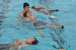 余丁町小学校で着衣泳講習会を実施小写真3
