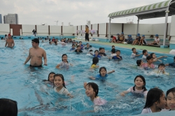 余丁町小学校で着衣泳講習会を実施小写真1