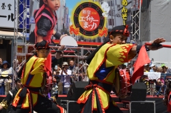 画像：平成28年の新宿エイサーまつりで出演者達が躍る様子
