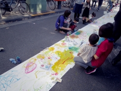 写真：多くの子供たちが描いた絵