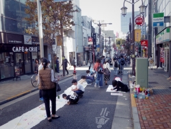 写真：神楽坂通りのお絵かきの様子