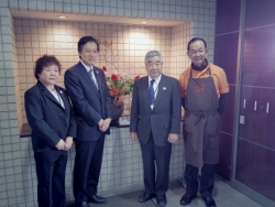 写真:管理運営委員会の皆さんと記念撮影
