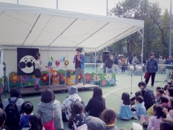 写真:多くの親子連れでにぎわう会場