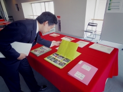 写真:入賞作品を閲覧する吉住区長