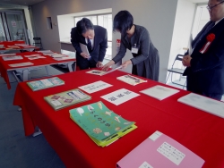 写真:入賞作品について説明を受ける吉住区長