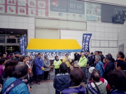 写真：新宿駅東口前でのイベントの様子