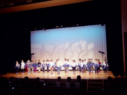 写真：西新宿子ども園児の歌とダンス