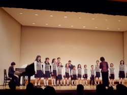 写真：早稲田少年少女合唱団による合唱