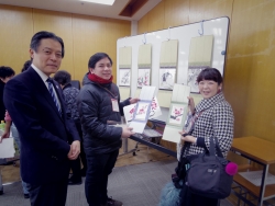 写真：参加された外国人と吉住区長の記念撮影