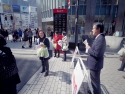 写真：街頭でチラシを配る吉住区長