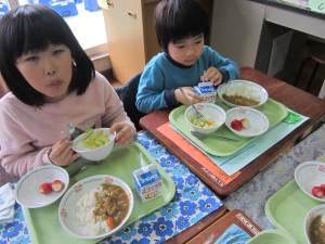 写真：「給食体験」～年長（にじぐみ）が1年生の教室で給食を食べました～（平成30年度）