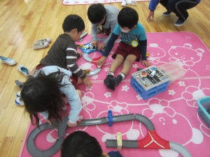 写真:「ほ~ら、こうやってつなげるんだよ」