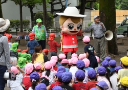 写真：「新宿シンちゃん」とじゃんけんをする園児たち