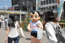 写真：高田馬場駅前ロータリーでティッシュを配る新宿未来特使「鉄腕アトム」
