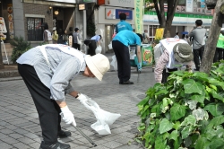 写真：新宿駅東口周辺で清掃活動をする参加者