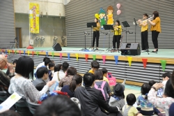 写真：ステージでミニコンサートをする東京音楽大学の学生と観客の様子