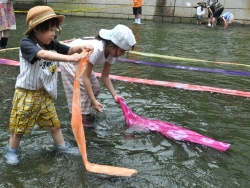 神田川親水テラスで染物を洗う子供たち