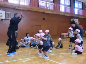 体操教室～先生と、小学校アリーナにて一緒にたくさん体を動かす～　画像