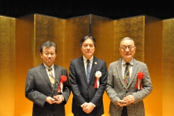 写真：記念品を手に吉住区長と記念撮影するワーク・ライフ・バランス推進優良企業表彰式の表彰2企業代表