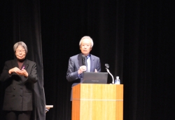 写真:小堀氏の講演の様子その2